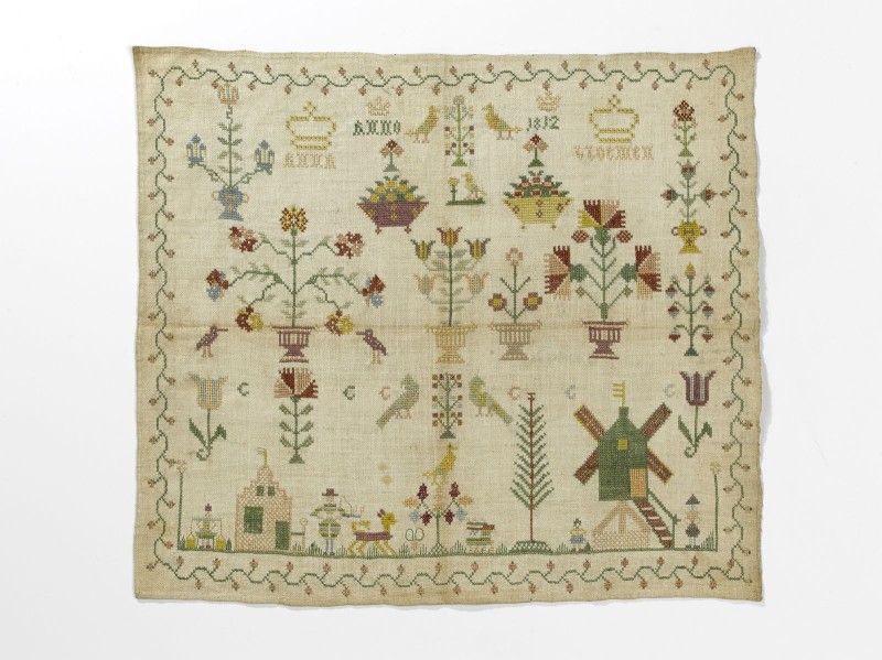 Merklap zonder alfabet, levensbomen, molen, huis, diermotieven, poppetjes, Anna Bloemen, anno 1812